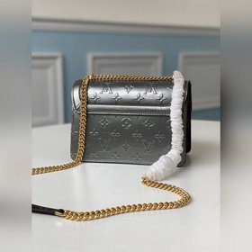 LV Артикул： M90566  Сумка Wynwood на цепочке Изготовлена из кож