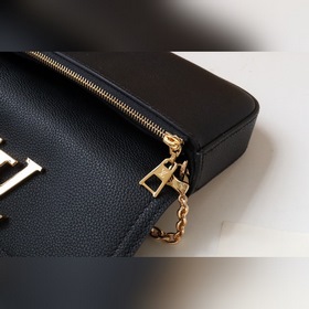 LV Артикул： M80898 Маленькая сумка на цепочке Эта сумка Lockme и