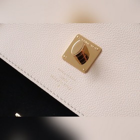 LV Артикул： M80898 Маленькая сумка на цепочке Эта сумка Lockme и
