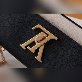 LV Артикул： M80898 Маленькая сумка на цепочке Эта сумка Lockme и
