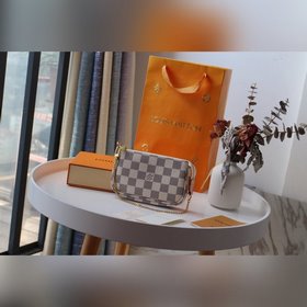 LV Модель M58009 Сумка через плечо с цепочкой Эта сумка-аксессуар