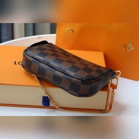 LV Модель M58009 Маленькая сумка на цепочке Эта сумка-аксессуар 