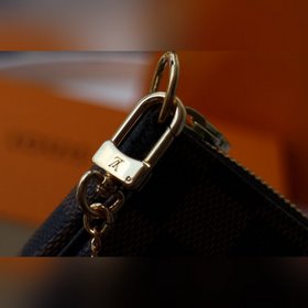 LV Модель M58009 Маленькая сумка на цепочке Эта сумка-аксессуар 