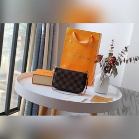 LV Модель M58009 Маленькая сумка на цепочке Эта сумка-аксессуар 