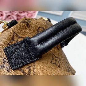 LV Модель M42411 Рюкзак Эта сумка поражает своим стилем, превращ
