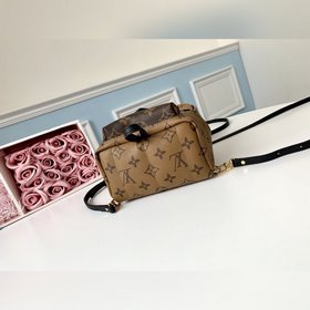 LV Модель M42411 Рюкзак Эта сумка поражает своим стилем, превращ