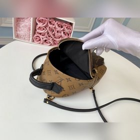 LV Модель M42411 Рюкзак Эта сумка поражает своим стилем, превращ