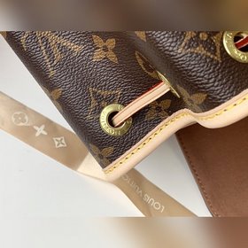 LV Модель M51137 Сумка из парусины с монограммой Bosphore назва