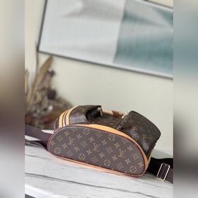 LV Артикул： M40107 Название этой сумкиз парусины происходит от н
