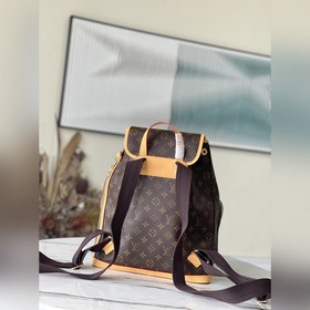 LV Артикул： M40107 Название этой сумкиз парусины происходит от н