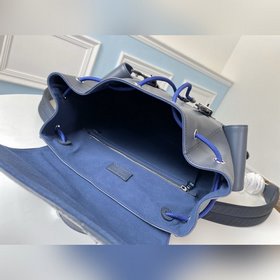 LV Модель M58868 Christopher Маленькая сумка через плечо — это м
