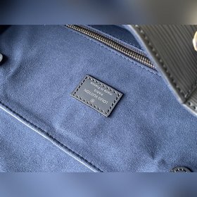 LV Модель M58868 Christopher Маленькая сумка через плечо — это м