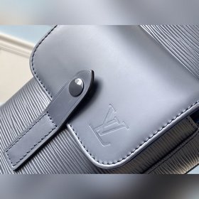 LV Модель M58868 Christopher Маленькая сумка через плечо — это м