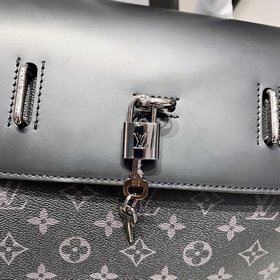 LV Модель M44052 Вдохновлен старинной сумкой Louis Vuitton Stea