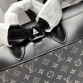 LV Модель M44052 Вдохновлен старинной сумкой Louis Vuitton Stea