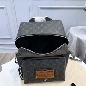 LV Модель M45218 Рюкзак Apollo Изготовлен из мягкой ткани с пок