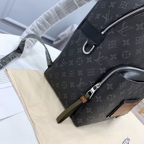 LV Модель M45218 Рюкзак Apollo Изготовлен из мягкой ткани с пок