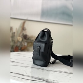LV Артикул： M58495 Черный кожаный рюкзак Christopher XS Это упро