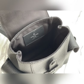 LV Артикул： M58495 Черный кожаный рюкзак Christopher XS Это упро