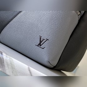 LV Модель： M30738 Черный серым Discovery Маленькая сумка через п