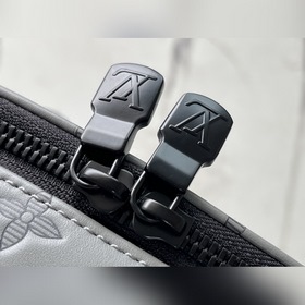 LV Артикул： M46105 Рюкзак с кожаными деталями подчеркивает инди