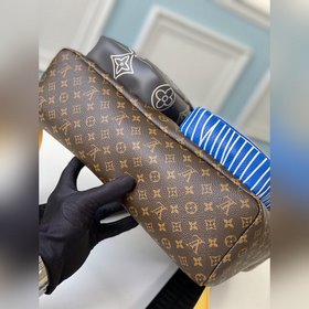 LV Рюкзак с множественными карманами Артикул： M56851 Вирджил А