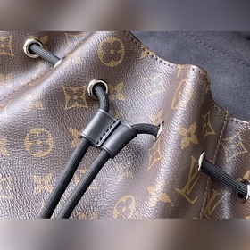 LV  Артикул： M43735 Christopher Маленькая сумка через плечо Моде