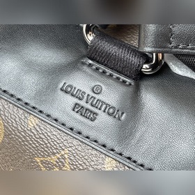 LV  Артикул： M43735 Christopher Маленькая сумка через плечо Моде