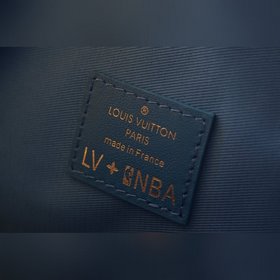 LV Артикул： M85146 Коллекция NBA Рюкзак Эта модель имеет тканеву