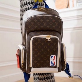 LV Артикул： M85146 Коллекция NBA Рюкзак Эта модель имеет тканеву