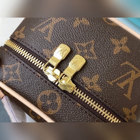LV Артикул： M44496 Мини-косметичка Эта мини-косметичка имеет эл