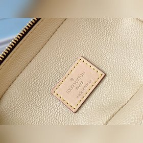 LV Артикул： M44496 Мини-косметичка Эта мини-косметичка имеет эл