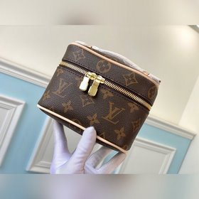LV Артикул： M44496 Мини-косметичка Эта мини-косметичка имеет эл