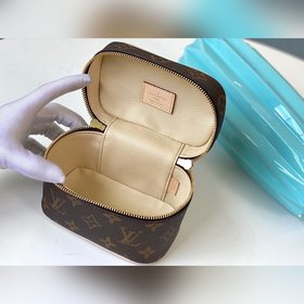 LV Артикул： M44496 Мини-косметичка Эта мини-косметичка имеет эл