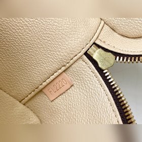 LV Артикул： M44496 Мини-косметичка Эта мини-косметичка имеет эл