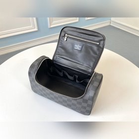 LV Модель N47625 Эта косметичка изготовлена из ткани Damier Graph