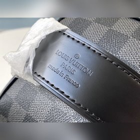 LV Модель N47625 Эта косметичка изготовлена из ткани Damier Graph