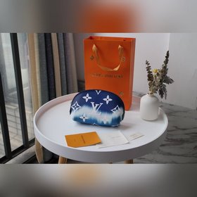 LV Модель M69139 Косметичка LV ESCALE Эта косметичка вошла в колл