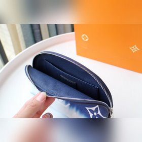 LV Модель M69139 Косметичка LV ESCALE Эта косметичка вошла в колл
