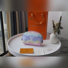 LV Модель M69139 Косметичка LV ESCALE Эта косметичка вошла в колл