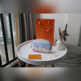 LV Модель M69139 Косметичка LV ESCALE Эта косметичка вошла в колл