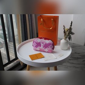 LV Модель M69139 Косметичка LV ESCALE Эта косметичка вошла в колл
