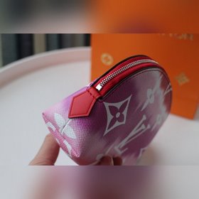 LV Модель M69139 Косметичка LV ESCALE Эта косметичка вошла в колл
