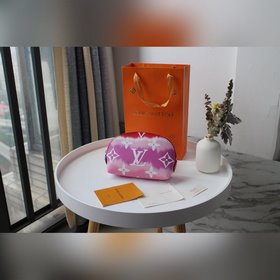 LV Модель M69139 Косметичка LV ESCALE Эта косметичка вошла в колл