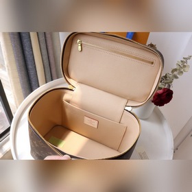LV LU NICE BB косметичка Артикул： M42265 Эта элегантная космети