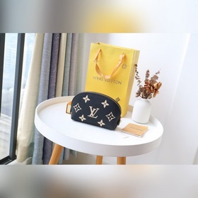 LV Модель M59086 Косметичка Эта компактная косметичка изготовлена