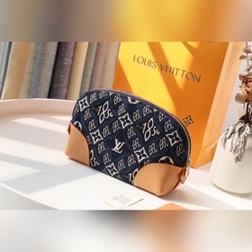 LV Модель M80307 Косметичка Эта косметичка изготовлена из ткани 