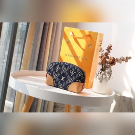 LV Модель M80307 Косметичка Эта косметичка изготовлена из ткани 