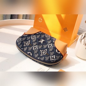LV Модель M80307 Косметичка Эта косметичка изготовлена из ткани 