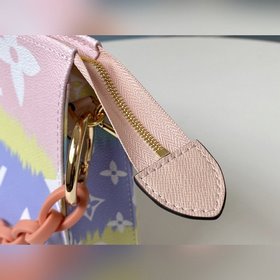LV Модель M68138 Золотая застежка с радужным цепочкой TOILET POUC